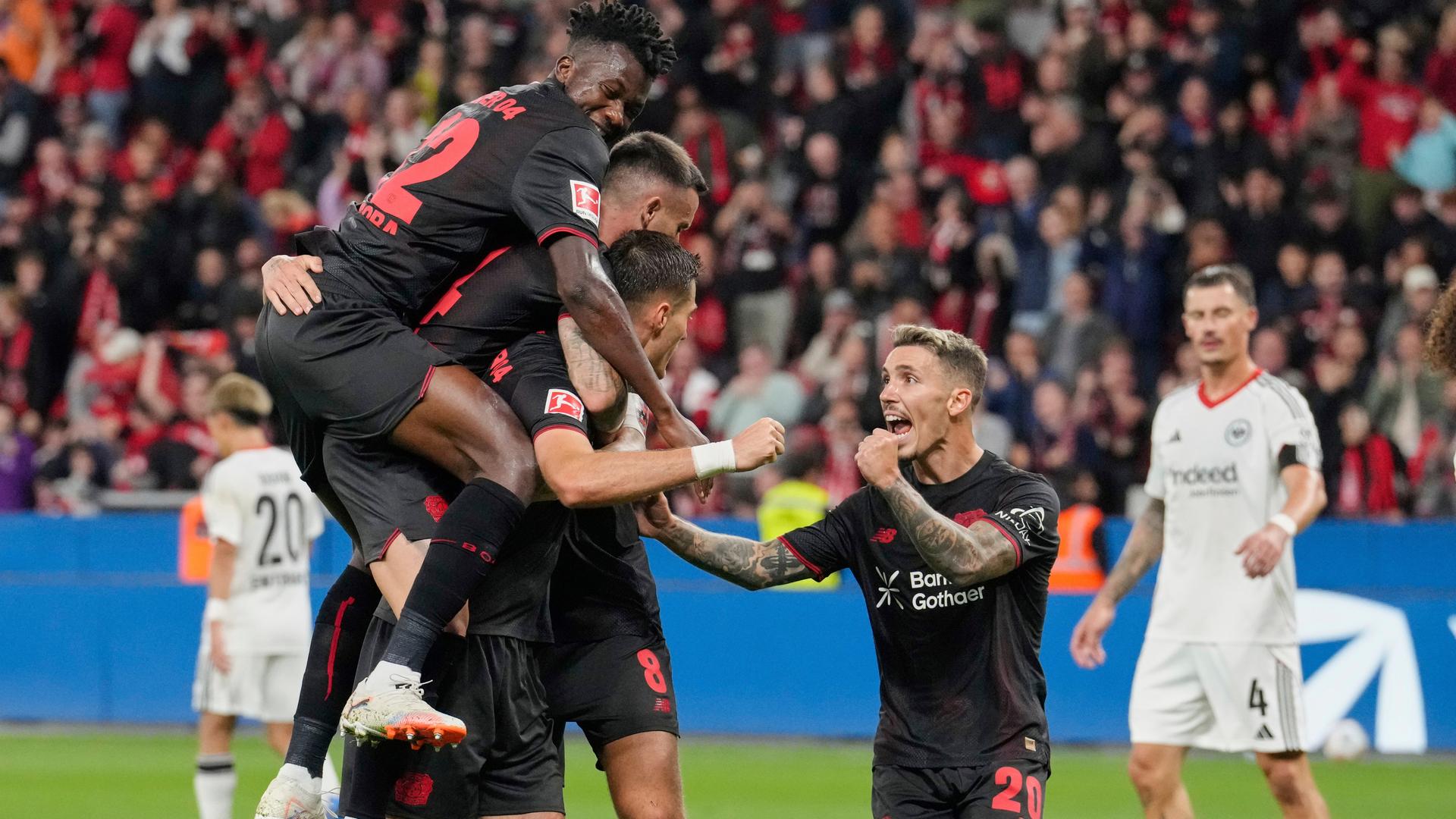 Die Leverkusener Spieler freuen sich über ihren Sieg gegen Frankfurt. Die Leverkusener Spieler freuen sich über ihren Sieg gegen Frankfurt.