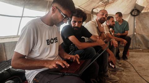 Einige Journalisten sitzen in Gaza-Stadt in einem Zelt.