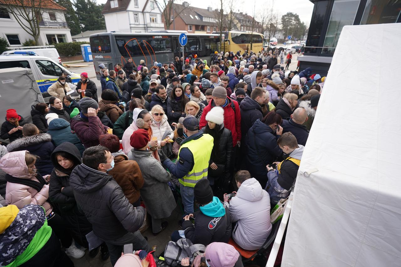 Ukrainische Flüchtlinge warten vor der Registrierungsstelle für Flüchtlinge in Hamburg auf Einlass.