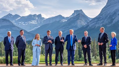 Gruppenfoto beim G7-Gipfel in Kanada: Antonio Costas EU, Shigeru Ishiba Japan, Giorgia Meloni, Emmanuel Macron, Mark Carney Kanada, Donald Trump, Keir Starmer GB, der deutsche Bundeskanzler Friedrich Merz und Ursula von der Leyen.