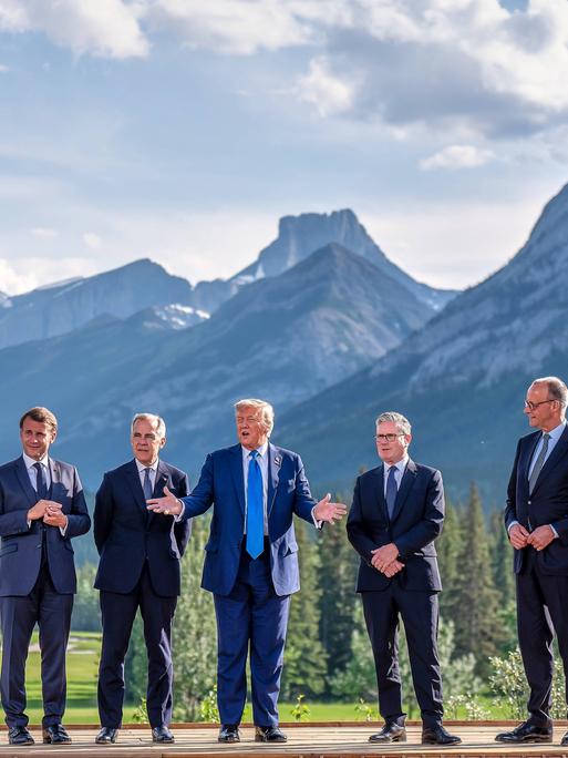 Gruppenfoto beim G7-Gipfel in Kanada: Antonio Costas EU, Shigeru Ishiba Japan, Giorgia Meloni, Emmanuel Macron, Mark Carney Kanada, Donald Trump, Keir Starmer GB, der deutsche Bundeskanzler Friedrich Merz und Ursula von der Leyen.