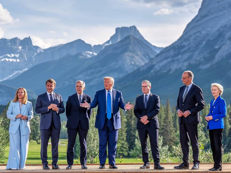 Gruppenfoto beim G7-Gipfel in Kanada: Antonio Costas EU, Shigeru Ishiba Japan, Giorgia Meloni, Emmanuel Macron, Mark Carney Kanada, Donald Trump, Keir Starmer GB, der deutsche Bundeskanzler Friedrich Merz und Ursula von der Leyen.