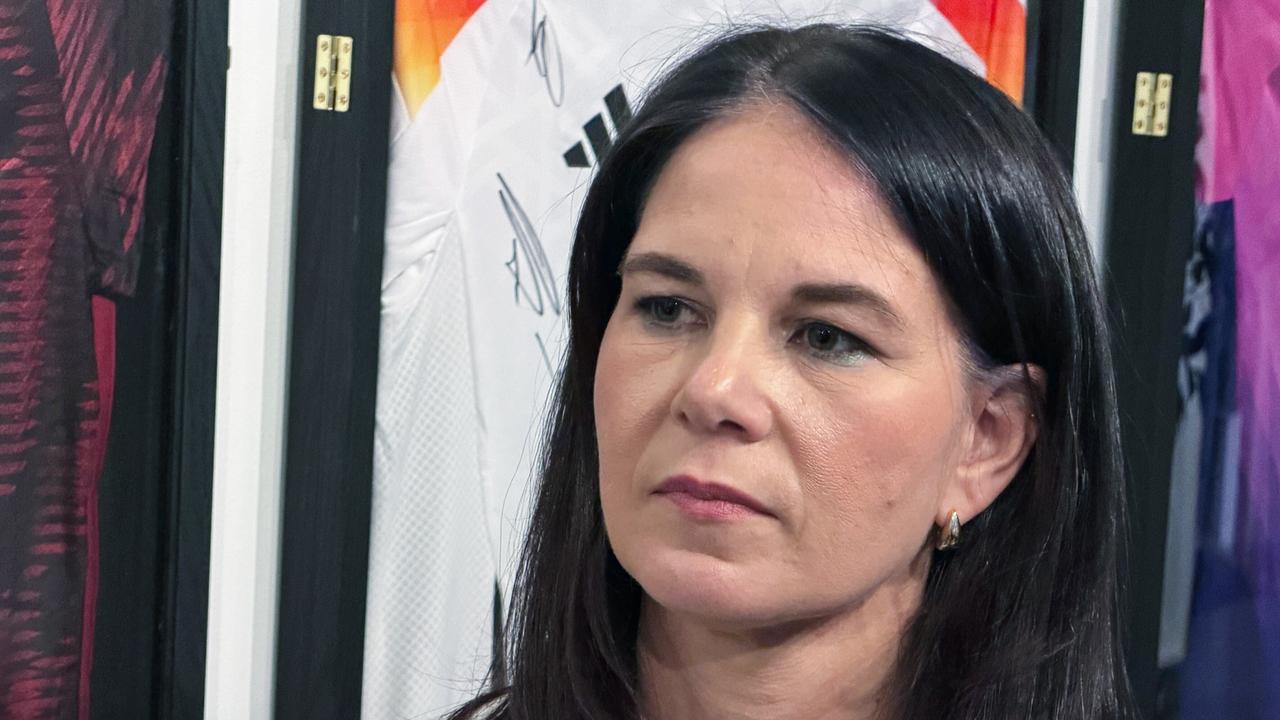 Annalena Baerbock, Präsidentin der UN-Generalversammlung, nimmt an einer Veranstaltung im "German House of Soccer" in New York teil und schaut ernst zur Seite. 