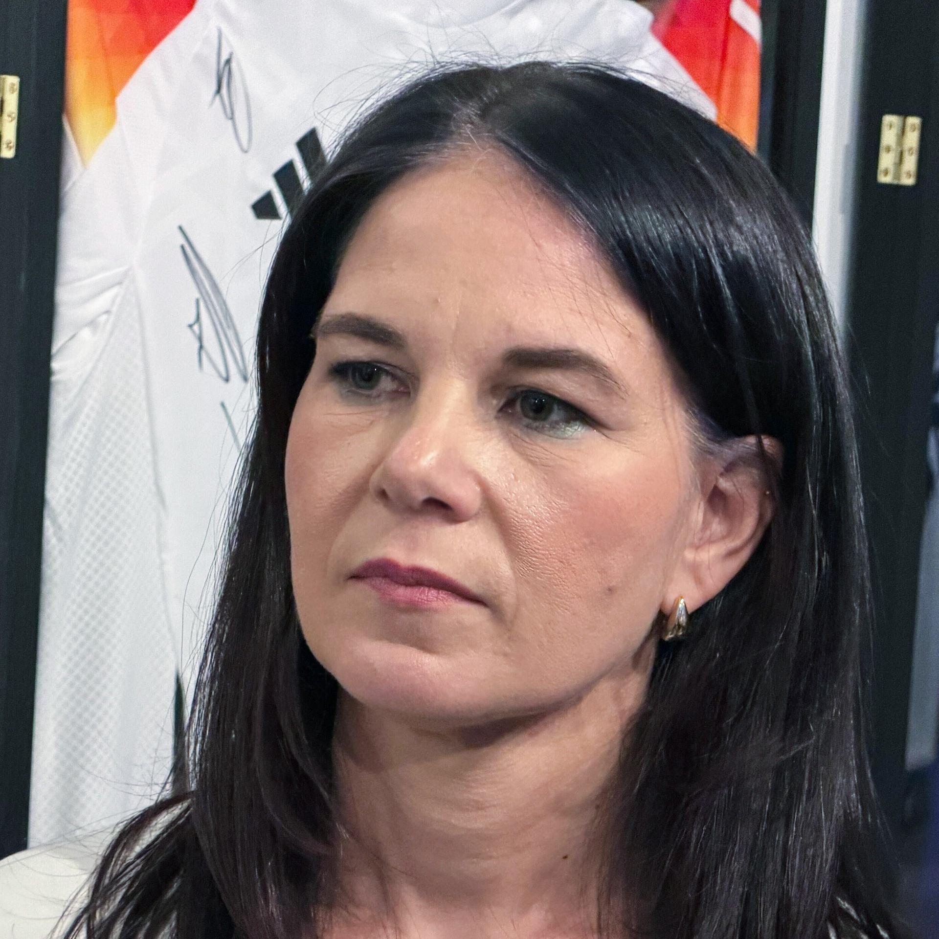 Annalena Baerbock, Präsidentin der UN-Generalversammlung, nimmt an einer Veranstaltung im "German House of Soccer" in New York teil und schaut ernst zur Seite. 