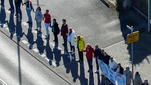Teilnehmer einer Kundgebung für Demokratie und gegen die AfD bilden Menschenkette zwischen Bochum und Herne.  