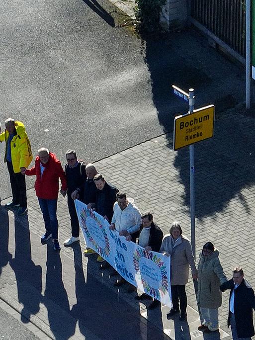 Teilnehmer einer Kundgebung für Demokratie und gegen die AfD bilden Menschenkette zwischen Bochum und Herne. Teilnehmer einer Kundgebung für Demokratie und gegen die AfD bilden Menschenkette zwischen Bochum und Herne.