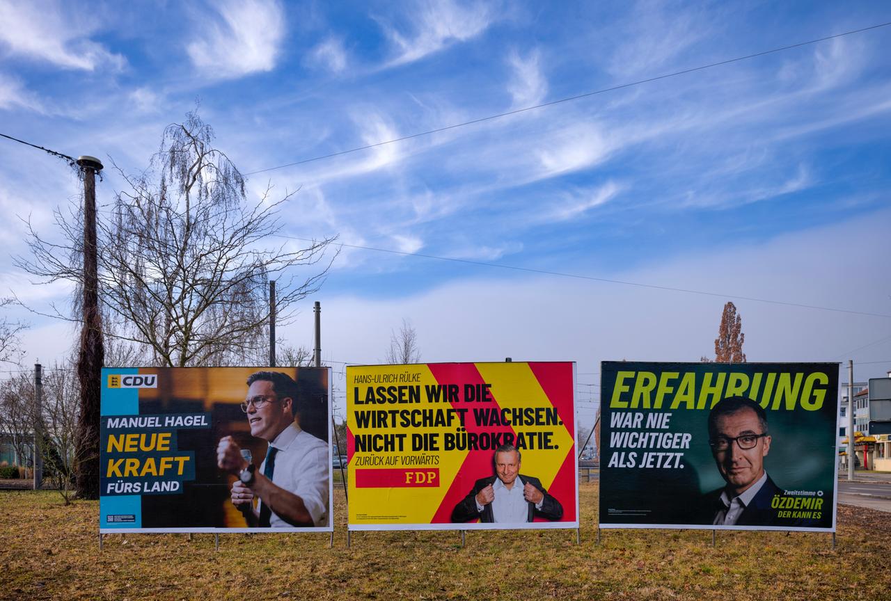 Die Spitzenkandidaten Manuel Hagel, Hans-Ulrich Rülke und Cem Özdemir auf Wahlplakaten in Fellbach