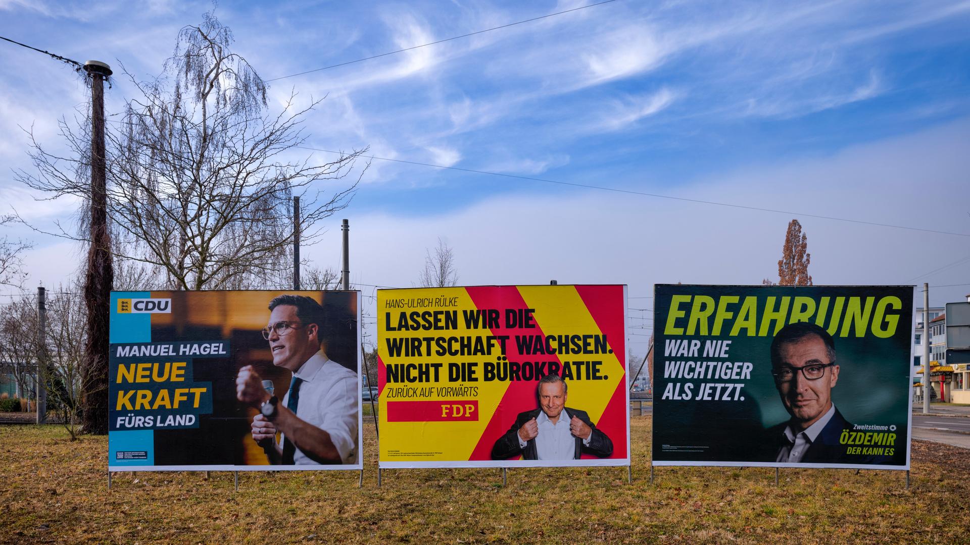 Die Spitzenkandidaten Manuel Hagel, Hans-Ulrich Rülke und Cem Özdemir auf Wahlplakaten in Fellbach