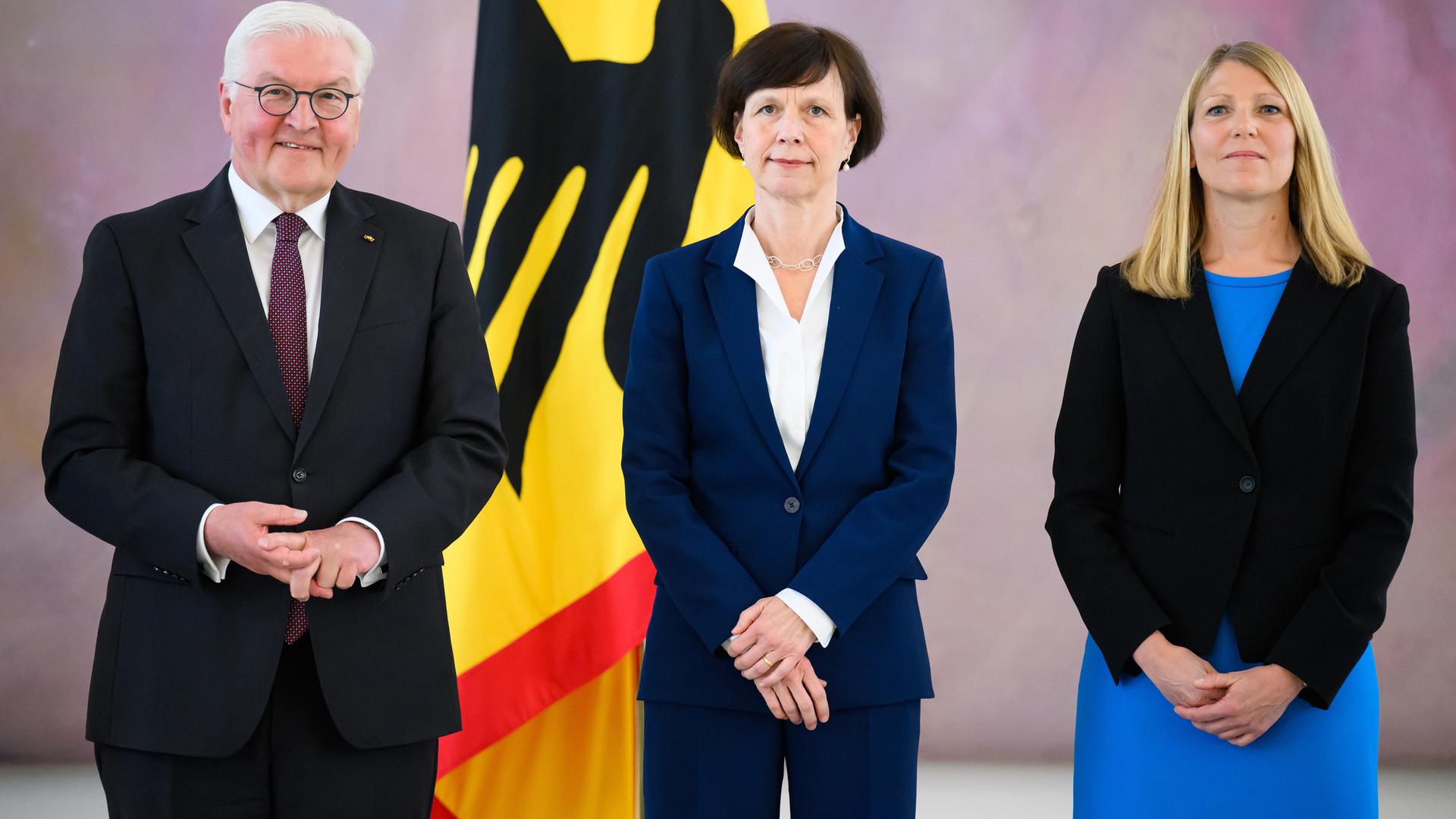 Berlin: Bundespräsident Frank-Walter Steinmeier (l-r), die bisherige Richterin am Bundesverfassungsgericht, Gabriele Britz, und Miriam Meßling, neue Richterin am Bundesverfassungsgericht, stehen anlässlich des Richterwechsels am Bundesverfassungsgericht und ihrer Ernennung durch Bundespräsident Steinmeier im Schloss Bellevue. Berlin: Bundespräsident Frank-Walter Steinmeier (l-r), die bisherige Richterin am Bundesverfassungsgericht, Gabriele Britz, und Miriam Meßling, neue Richterin am Bundesverfassungsgericht, stehen anlässlich des Richterwechsels am Bundesverfassungsgericht und ihrer Ernennung durch Bundespräsident Steinmeier im Schloss Bellevue.