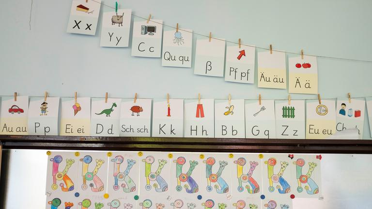 Buchstaben in einem Klassenzimmer in einer Grundschule in Muelheim an der Ruhr.