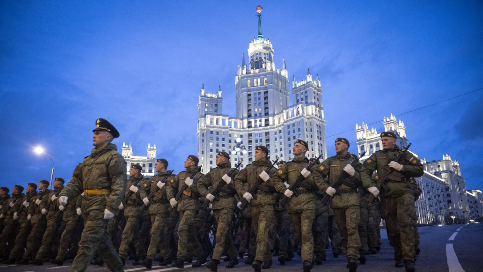 Das Foto zeigt russische Soldaten, die in Moskau für die Militär-Parade am 9. Mai üben