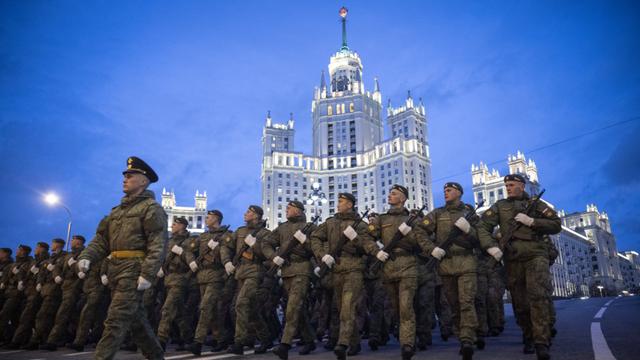 Das Foto zeigt russische Soldaten, die in Moskau für die Militär-Parade am 9. Mai üben