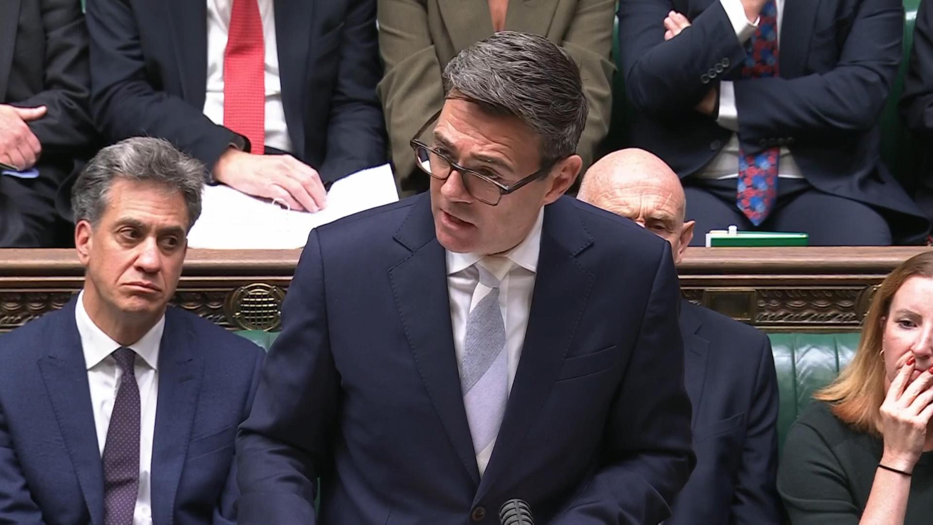 Großbritanniens Premierminister Andy Burnham, der im Unterhaus im Zentrum Londons eine Erklärung zu aktuellen internationalen Entwicklungen abgibt. Großbritanniens Premierminister Andy Burnham, der im Unterhaus im Zentrum Londons eine Erklärung zu aktuellen internationalen Entwicklungen abgibt.