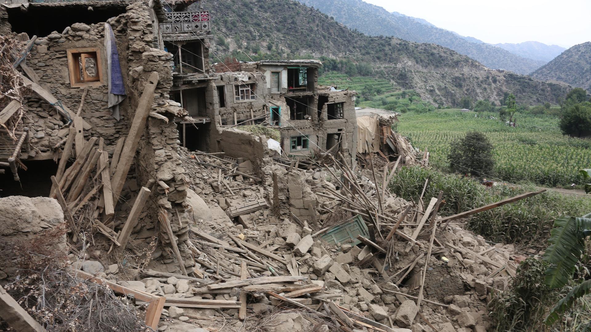 Ein vom Erdbeben völlig zerstörtes Haus auf einem Hügel in der Region Kunar in Afghanistan.