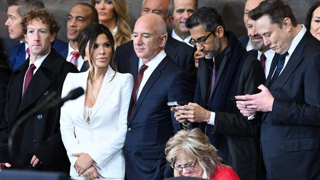 Der CEO von Meta und Facebook Mark Zuckerberg, Lauren Sanchez, Amazon Gründer Jeff Bezos, Google Google CEO Sundar Pichai und Tesla und SpaceX CEO Elon Musk stehen in einer Reihe bei der zweiten Amtseinführung von Donald Trump.