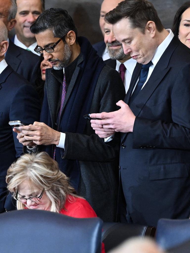 Der CEO von Meta und Facebook Mark Zuckerberg, Lauren Sanchez, Amazon Gründer Jeff Bezos, Google Google CEO Sundar Pichai und Tesla und SpaceX CEO Elon Musk stehen in einer Reihe bei der zweiten Amtseinführung von Donald Trump.