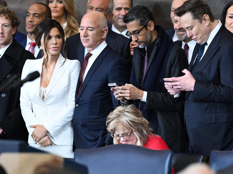 Der CEO von Meta und Facebook Mark Zuckerberg, Lauren Sanchez, Amazon Gründer Jeff Bezos, Google Google CEO Sundar Pichai und Tesla und SpaceX CEO Elon Musk stehen in einer Reihe bei der zweiten Amtseinführung von Donald Trump.