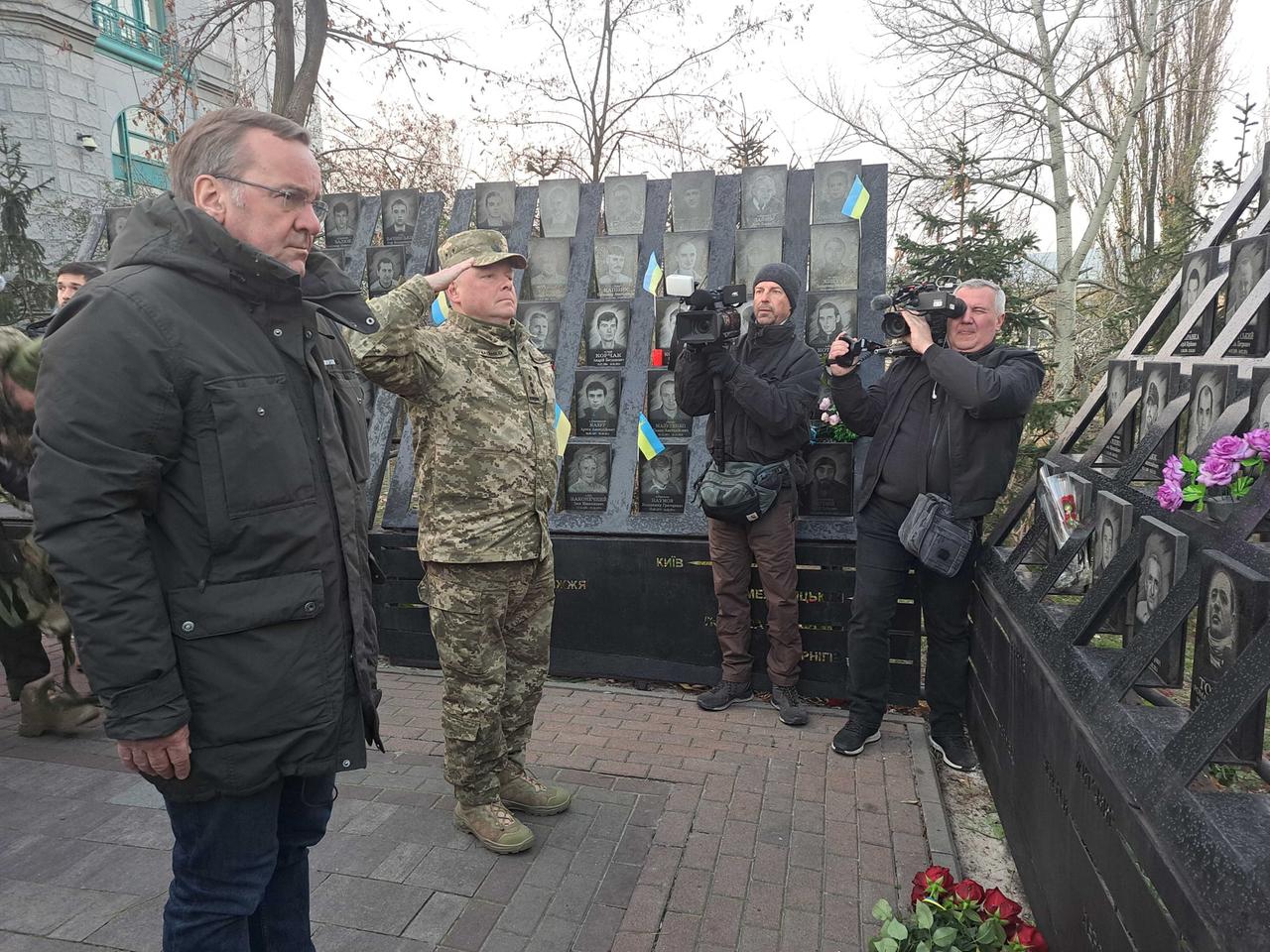 Ukraine, Kiew: Boris Pistorius (SPD), Bundesminister der Verteidigung, legt am Denkmal für die auf dem Maidan getöteten Demonstranten einen Strauß roter Rosen nieder. 