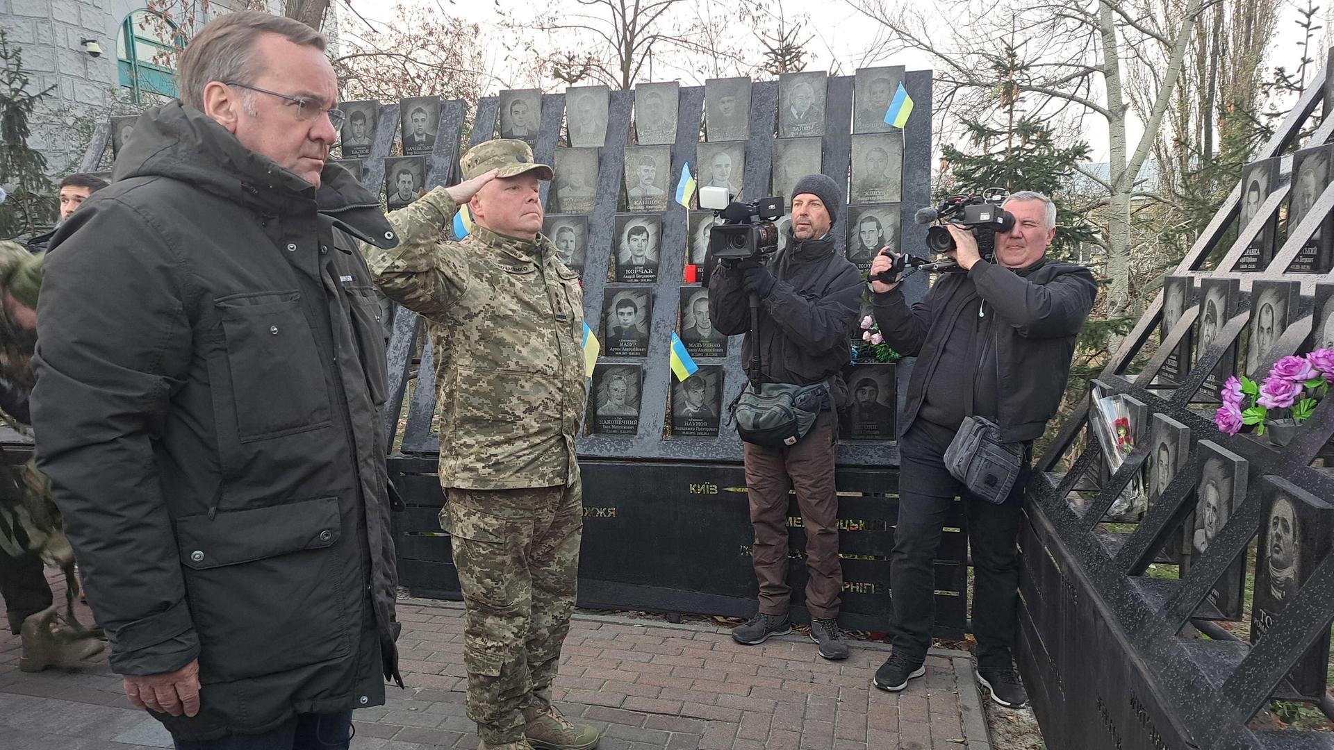 Ukraine, Kiew: Boris Pistorius (SPD), Bundesminister der Verteidigung, legt am Denkmal für die auf dem Maidan getöteten Demonstranten einen Strauß roter Rosen nieder.