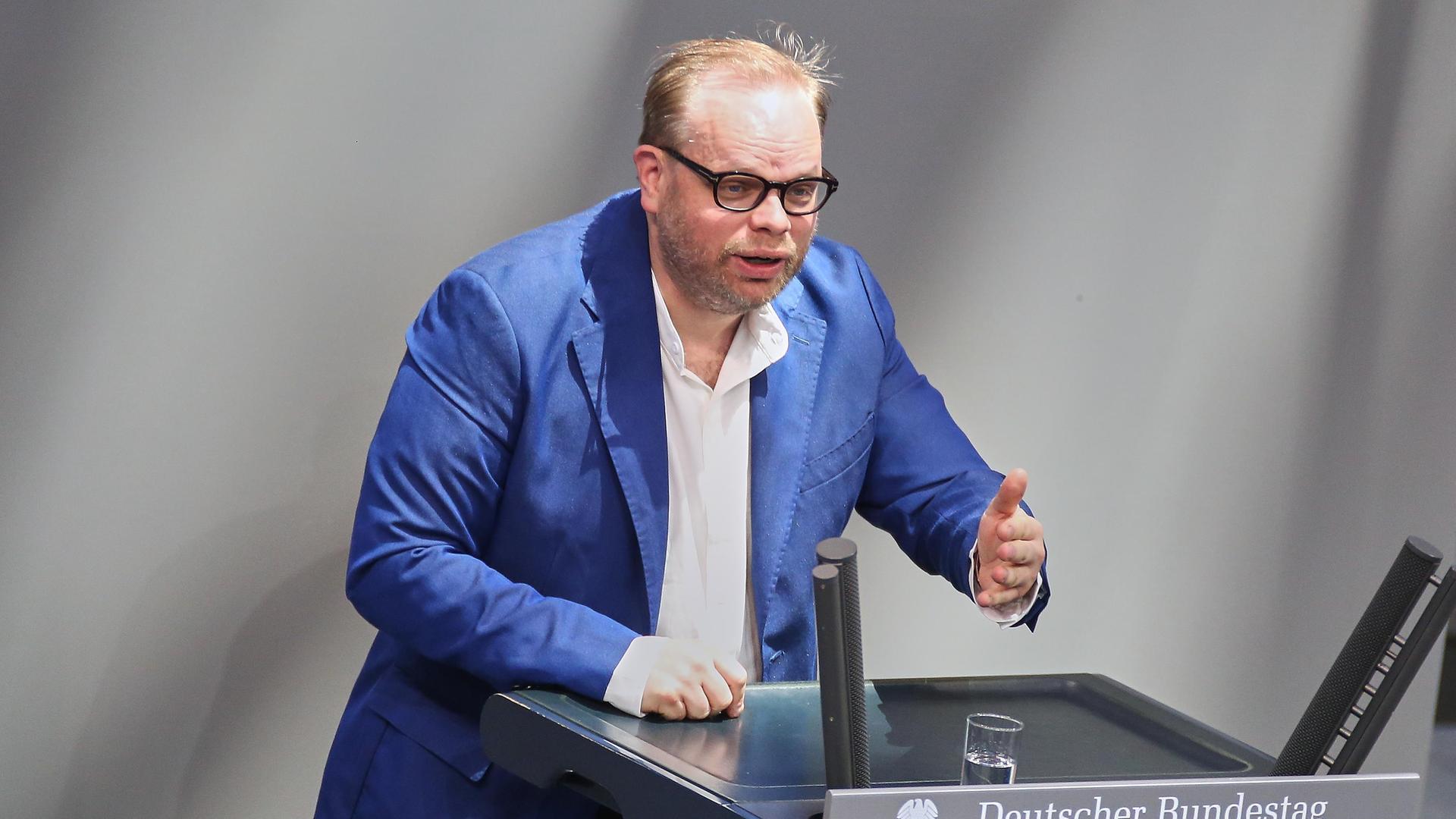 Helge Lindh (SPD) in blauem Sakko spricht im Bundestag