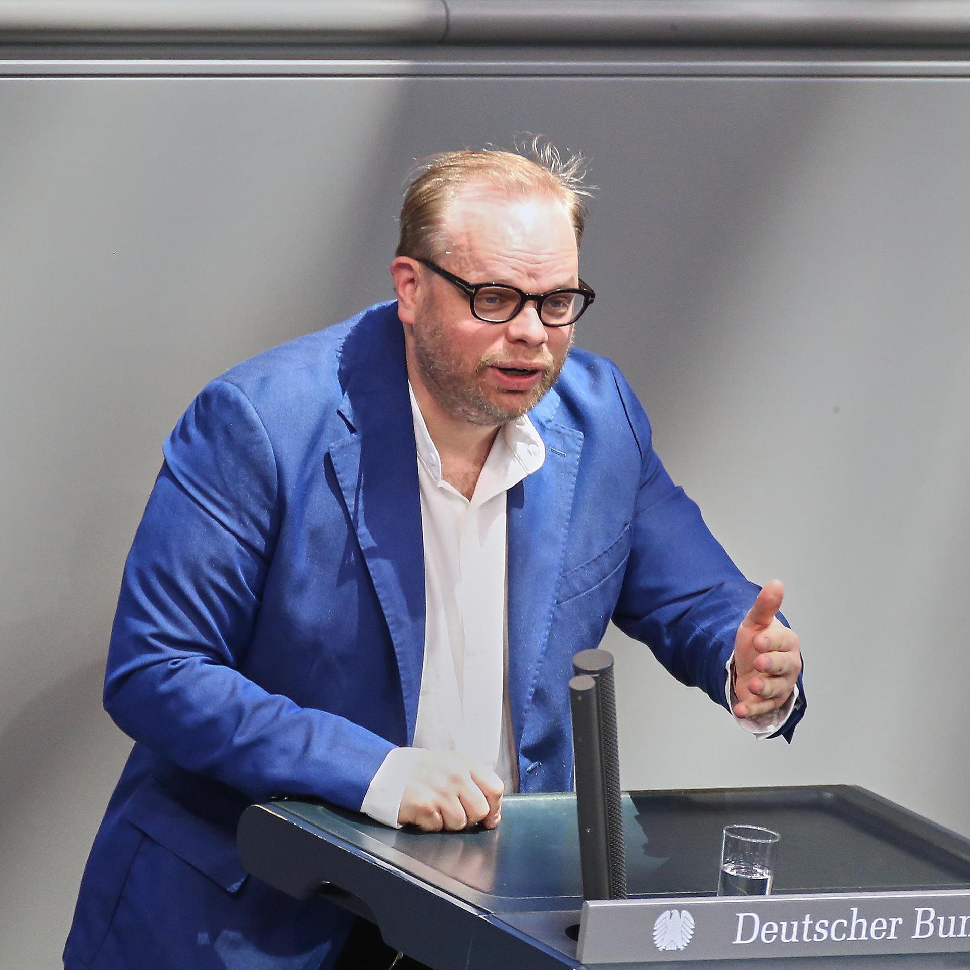 Helge Lindh (SPD) in blauem Sakko spricht im Bundestag