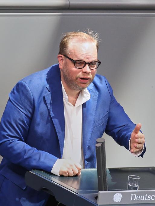 Helge Lindh (SPD) in blauem Sakko spricht im Bundestag