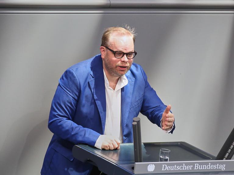 Helge Lindh (SPD) in blauem Sakko spricht im Bundestag