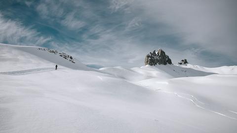 Eine Schneelandschaft in den Bergen. 
