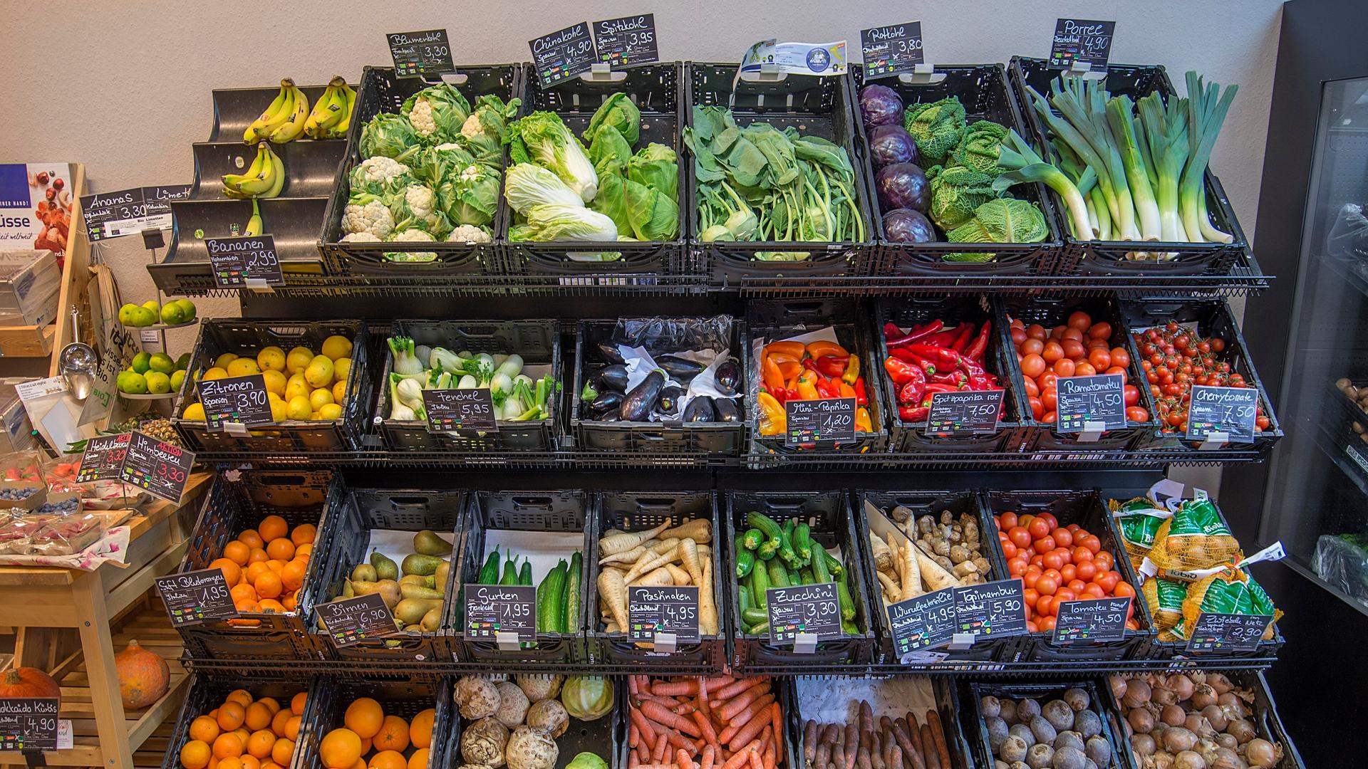 Frisches Gemüse in Angebotskisten in einem Biomarkt