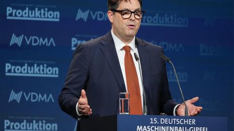 Bertram Kawlath, Präsident des Verbandes Deutscher Maschinen- und Anlagenbau, steht beim Mschinenbau-Gipfel an einem Redepult und spricht.