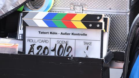 Die Filmklappe für einen Tatort aus Köln liegt am Set.