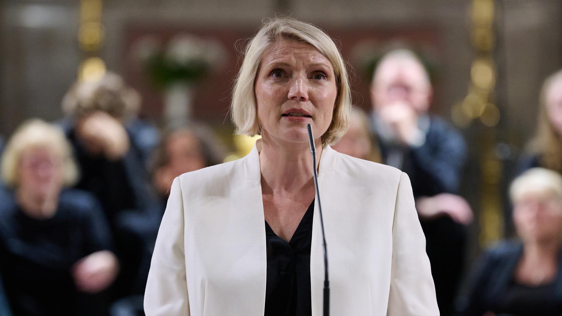 Cathryn Clüver Ashbrook hält in der Nikolaikirche in Leipzig die Rede zur Demokratie.
