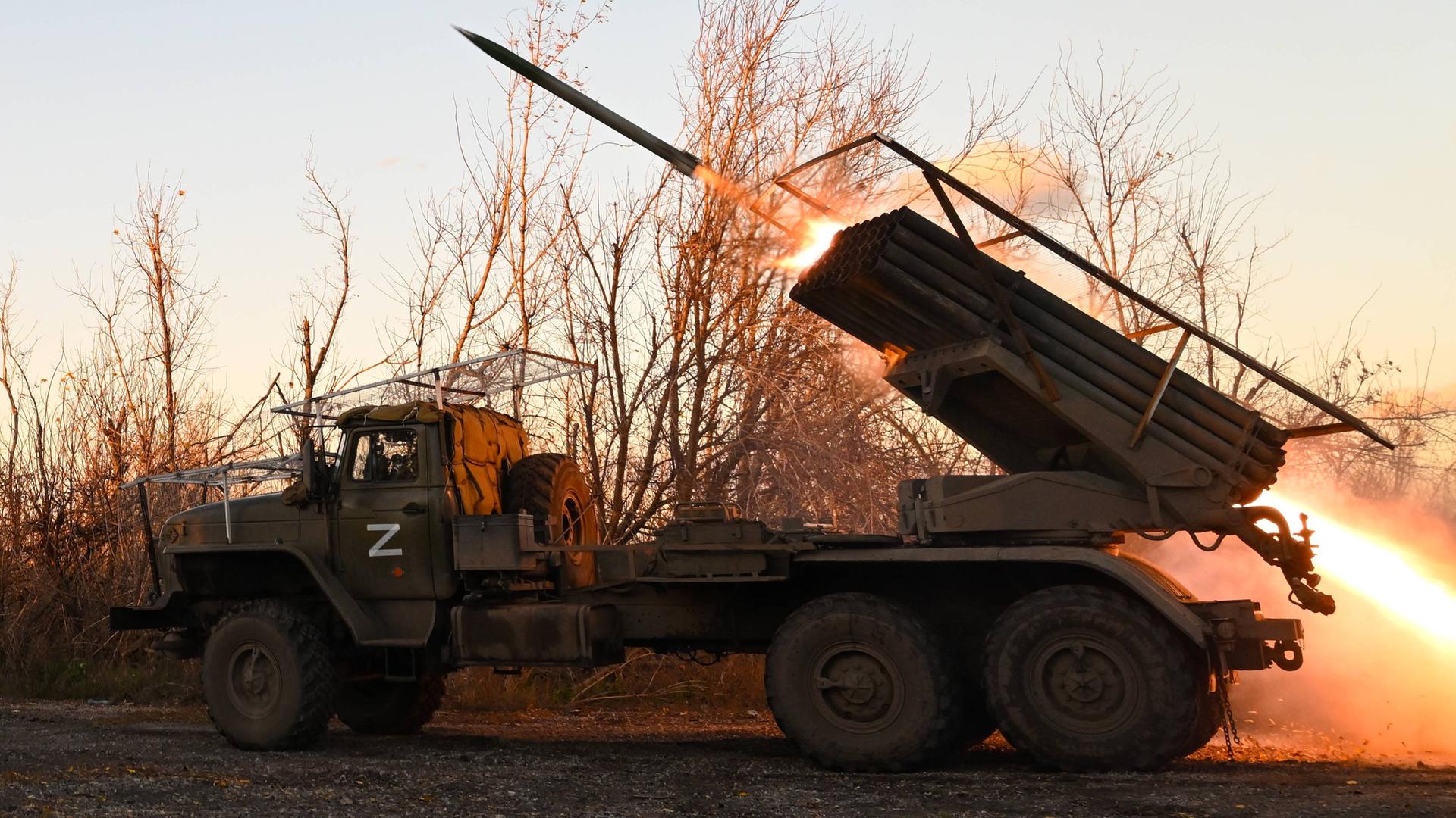 Ein Rakete wird von einer Abschussrampe auf einem russischen Armeefahrzeug gestartet.