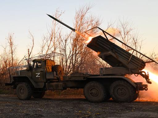 Ein Rakete wird von einer Abschussrampe auf einem russischen Armeefahrzeug gestartet.