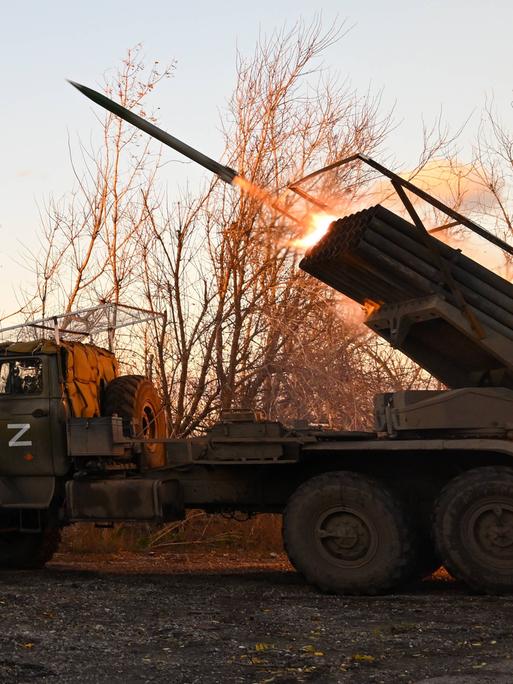 Ein Rakete wird von einer Abschussrampe auf einem russischen Armeefahrzeug gestartet.