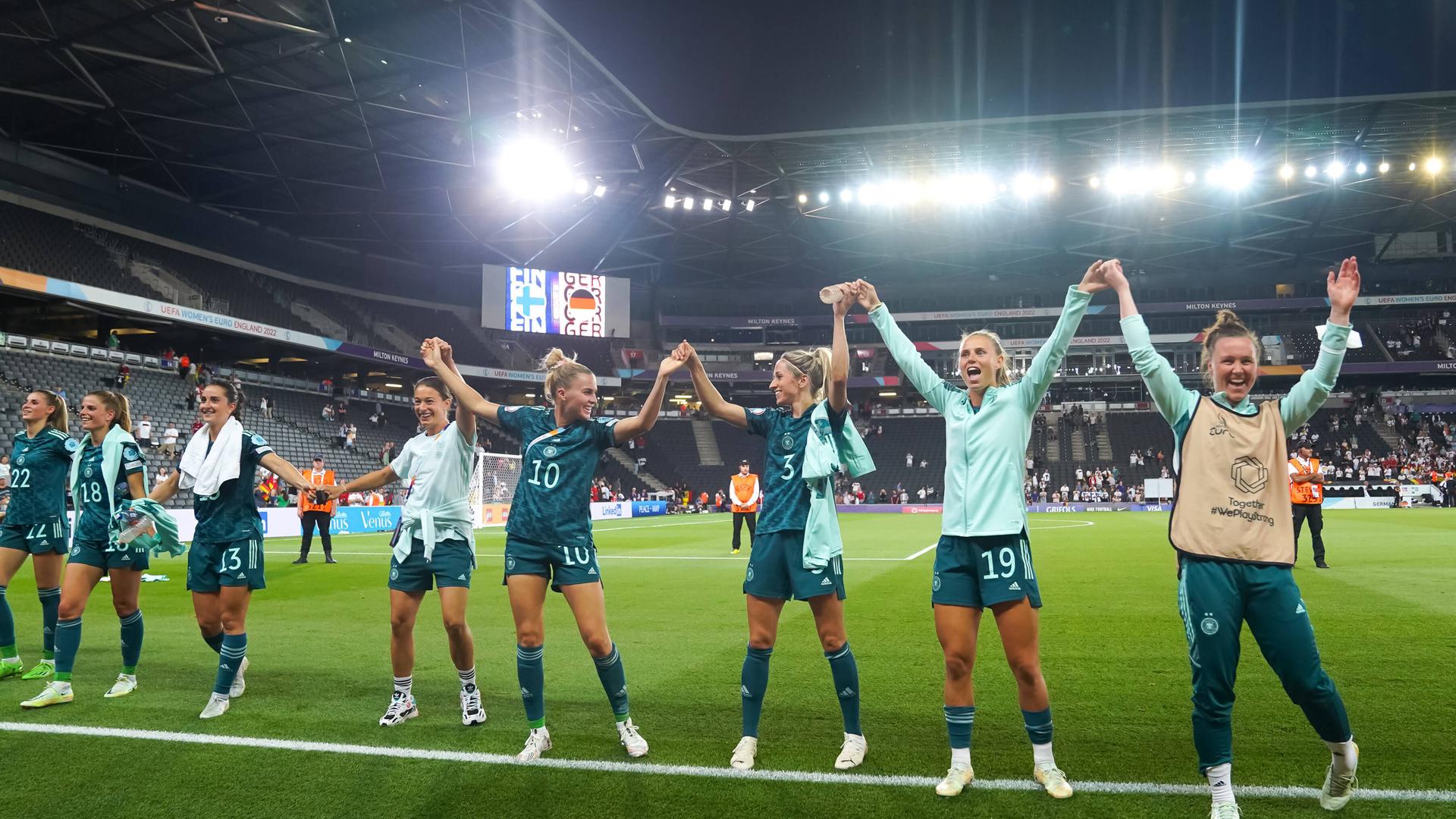 Die deutschen Spielerinnen feiern bei der Fußball-EM der Frauen in England nach dem 3:0-Erfolg gegen Finnland den Einzug ins Viertelfinale.