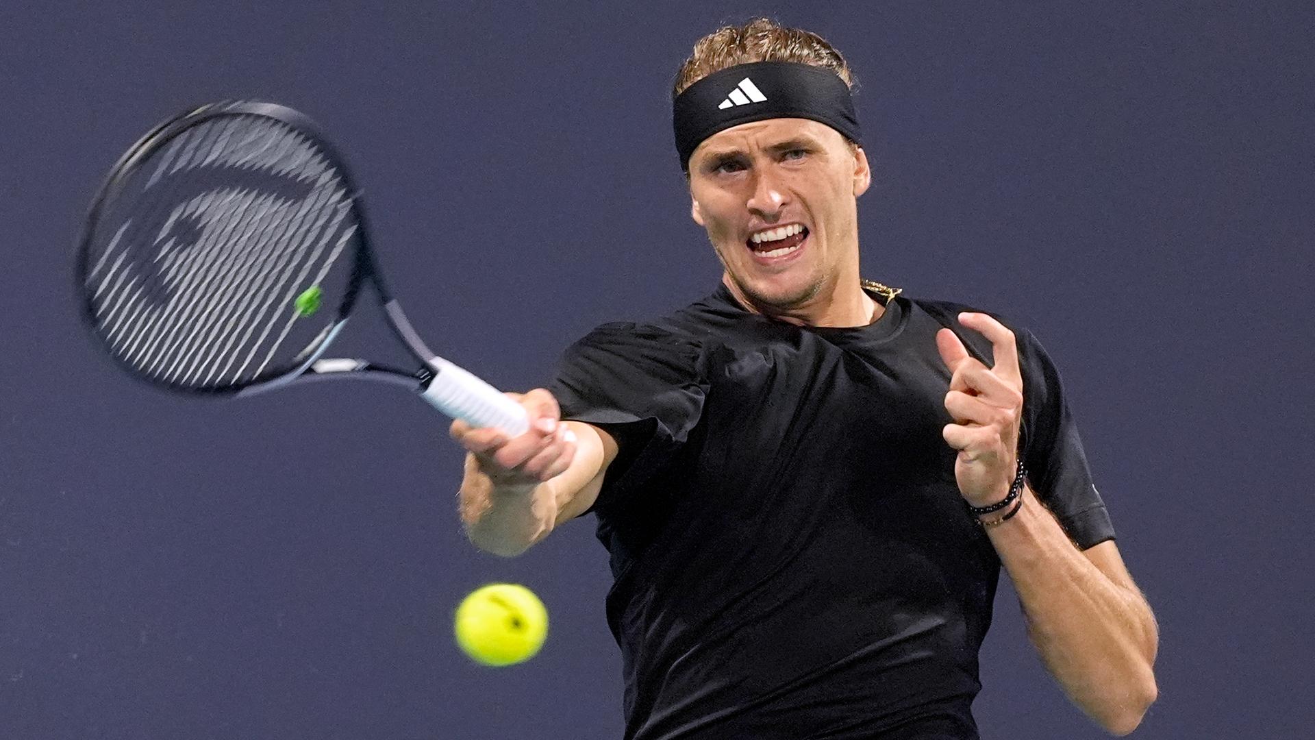 Zverev schlägt den Tennisball zurück ins gegnerische Feld. Zverev schlägt den Tennisball zurück ins gegnerische Feld.