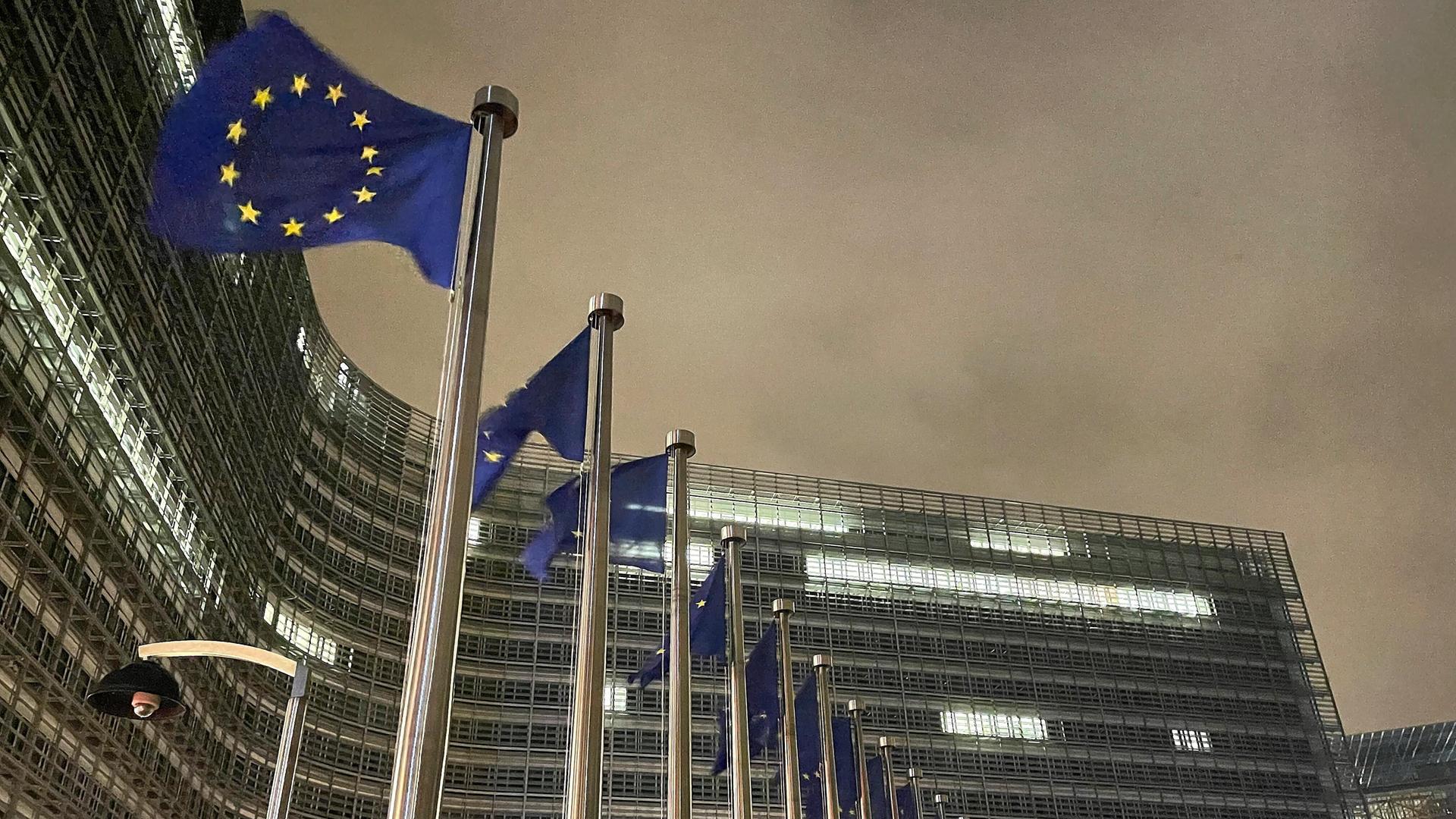 Das Berlaymont-Gebäude mit Flaggen der Europäischen Union im Dezember 2025