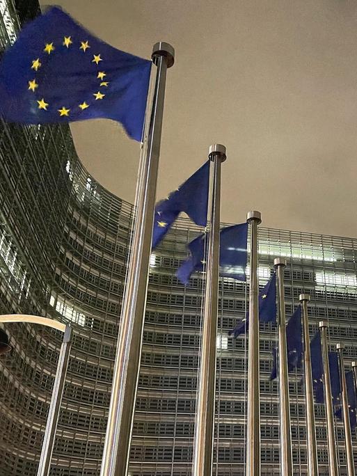 Das Berlaymont-Gebäude mit Flaggen der Europäischen Union im Dezember 2025