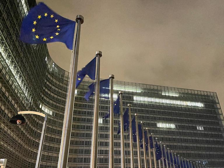 Das Berlaymont-Gebäude mit Flaggen der Europäischen Union im Dezember 2025