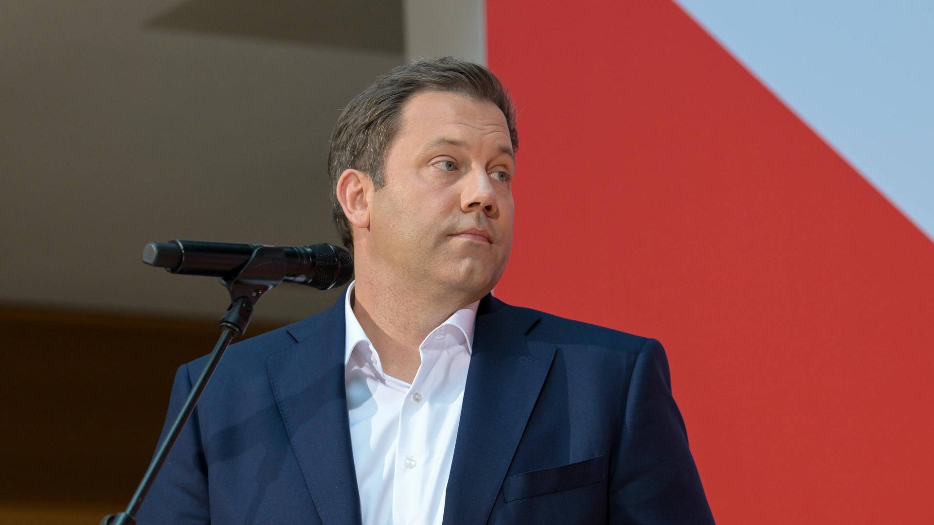 Lars Klingbeil, SPD, blickt zur Seite.