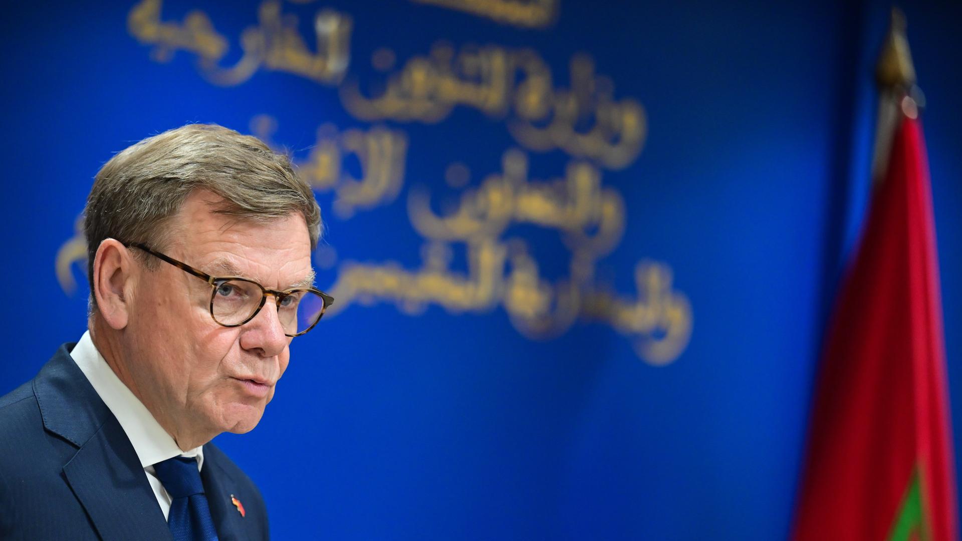 Minister Johann Wadephul spricht auf einer Pressekonferenz. Er steht vor einer Wand mit arabischen Schriftzeichen.