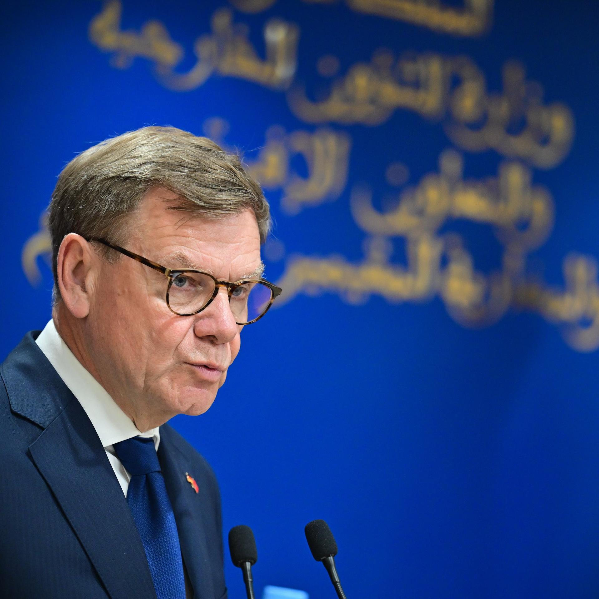 Minister Johann Wadephul spricht auf einer Pressekonferenz. Er steht vor einer Wand mit arabischen Schriftzeichen.