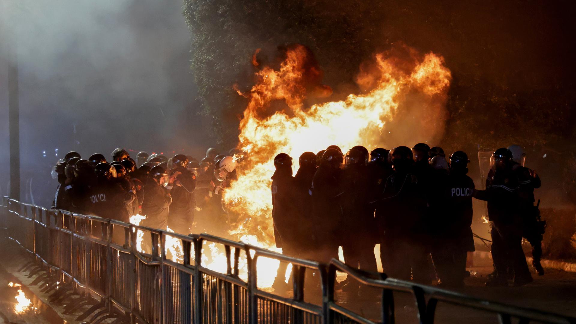 In der Nacht ist eine Feuersäule zwischen Menschen zu sehen. In der Nacht ist eine Feuersäule zwischen Menschen zu sehen.