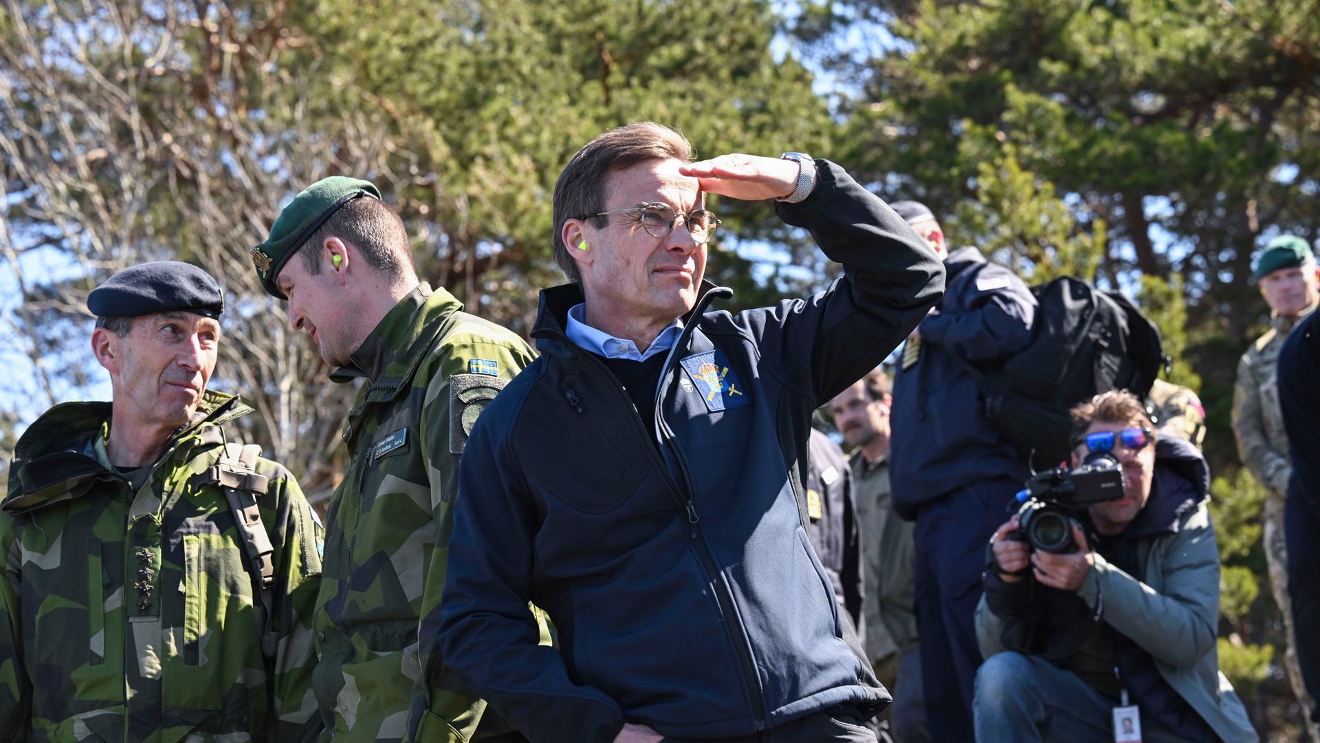 Ministerpräsident Ulf Kristersson (M) besucht die Militärübung Aurora 23, bei der schwedische Amphibiensoldaten zusammen mit der Königlichen Marine in Korsö im Stockholmer Schärengarten Angriffe üben. Ministerpräsident Ulf Kristersson (M) besucht die Militärübung Aurora 23, bei der schwedische Amphibiensoldaten zusammen mit der Königlichen Marine in Korsö im Stockholmer Schärengarten Angriffe üben.