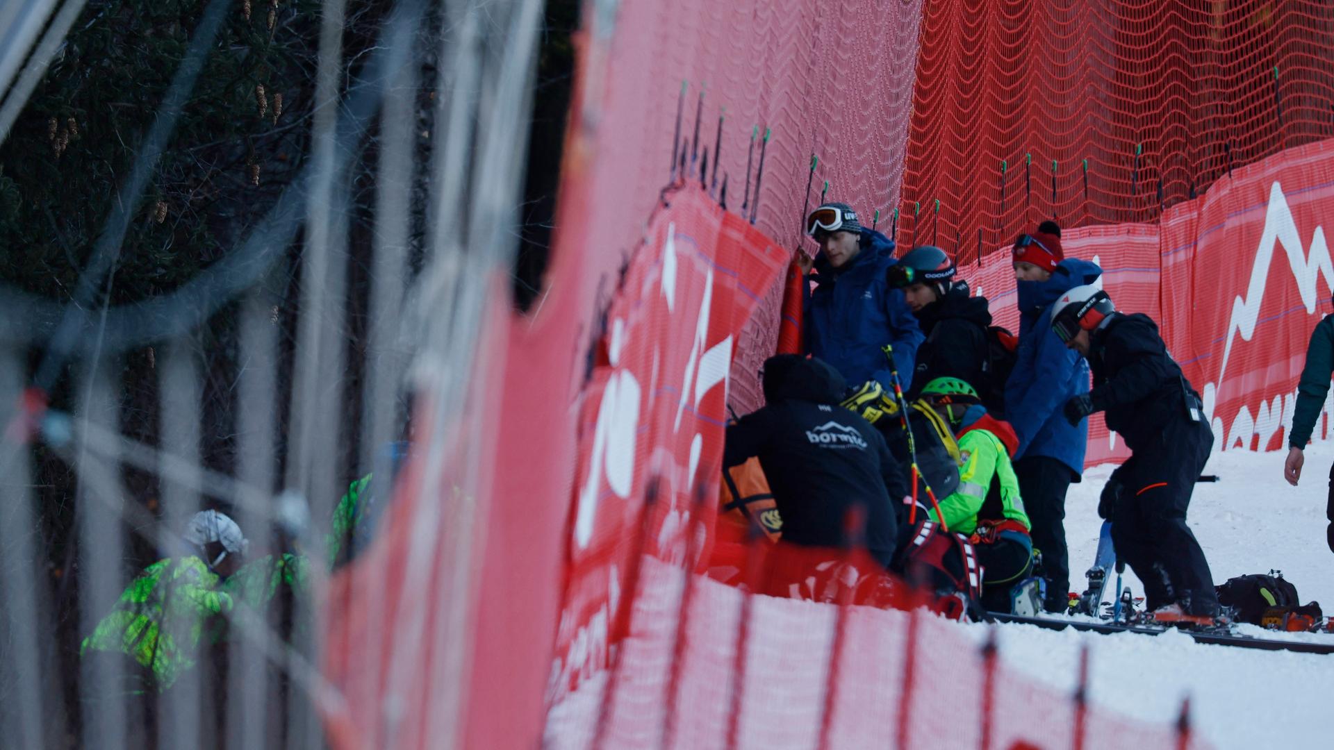 In Bormio, Italien, wird ein Skirennfahrer versorgt, der schwer ins Netz gestürzt ist.