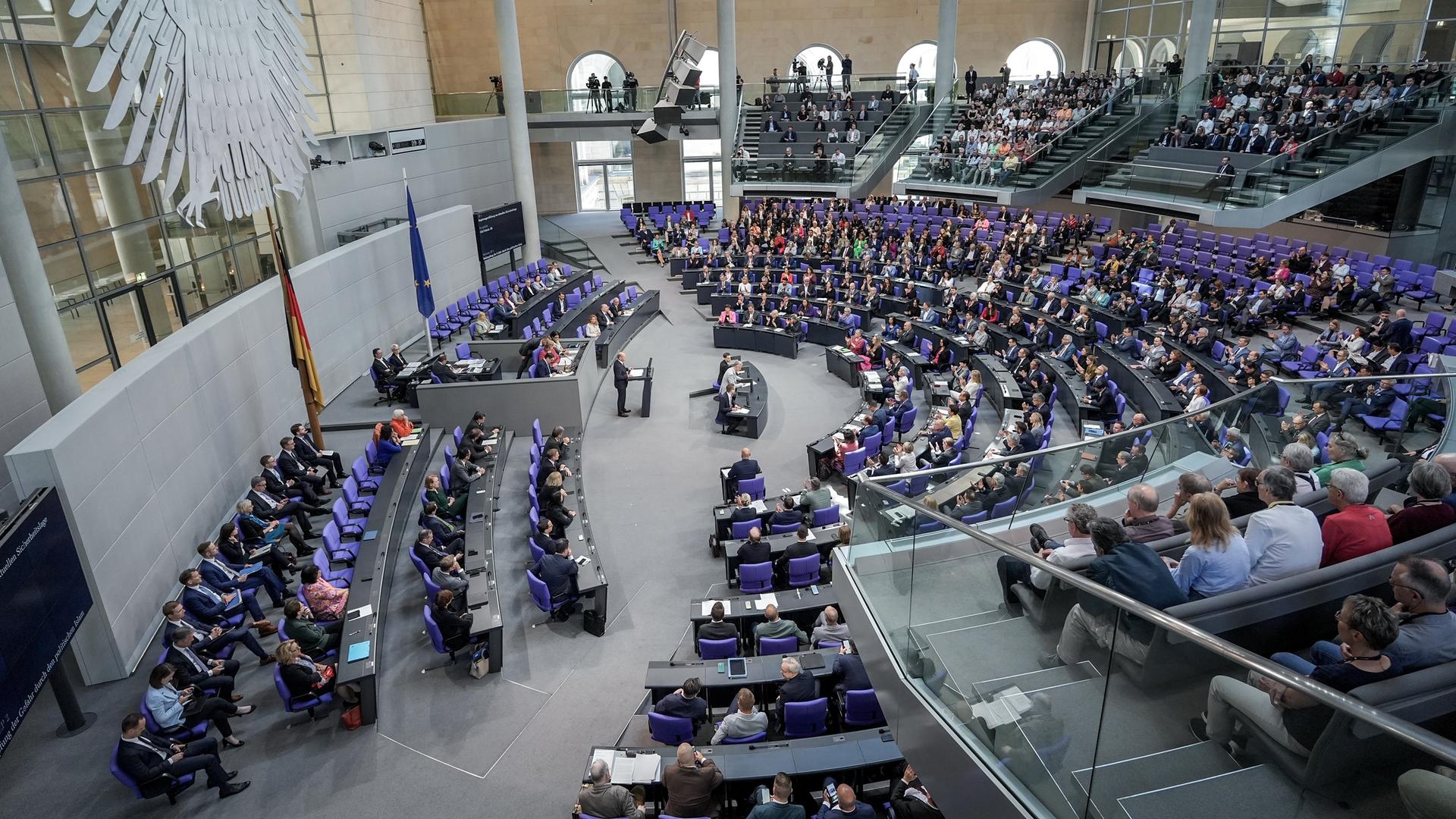 Berlin: Bundeskanzler Olaf Scholz (SPD) gibt im Plenum des Bundestags eine Regierungserklärung zur aktuellen Sicherheitslage ab.