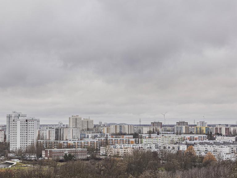 Panoramablick über den Ostberliner Bezirk Marzahn mit den für dieses Viertel typischen Plattenbauten.