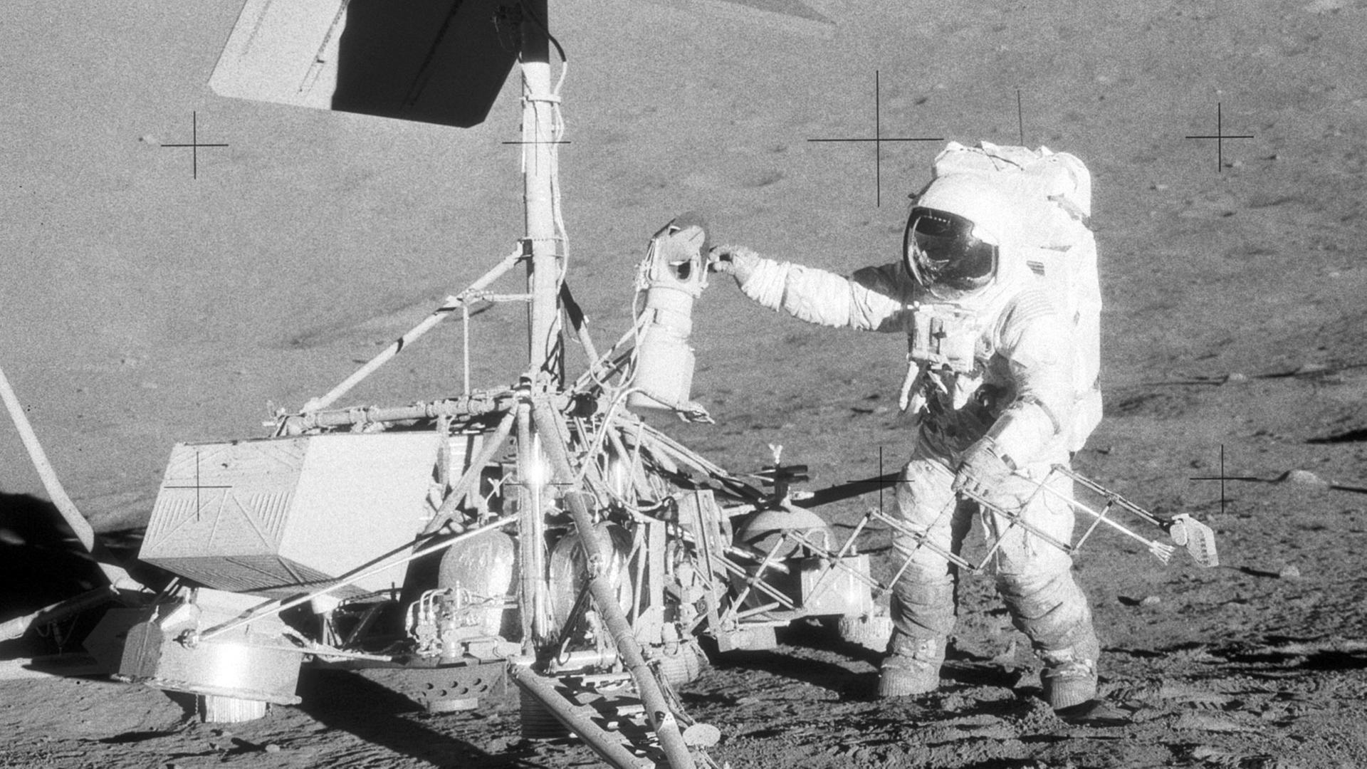 Apollo-12-Astronaut Pete Conrad inspiziert die Sonde Surveyor 3 auf dem Mond