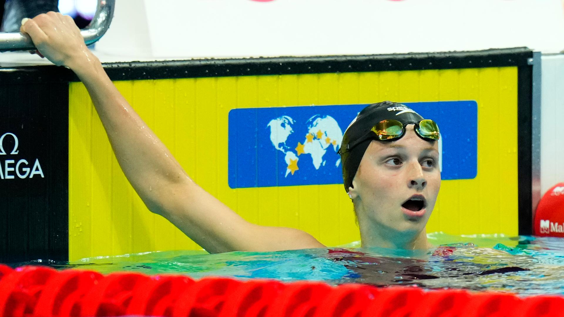 Archivbild von Summer McIntosh, im Juni 2022 bei den Schwimm-Weltmeisterschaften in Ungarn. Nach einem Wettbewerb schaut sie, noch im Wasser, auf ihr Ergebnis. Archivbild von Summer McIntosh, im Juni 2022 bei den Schwimm-Weltmeisterschaften in Ungarn. Nach einem Wettbewerb schaut sie, noch im Wasser, auf ihr Ergebnis.
